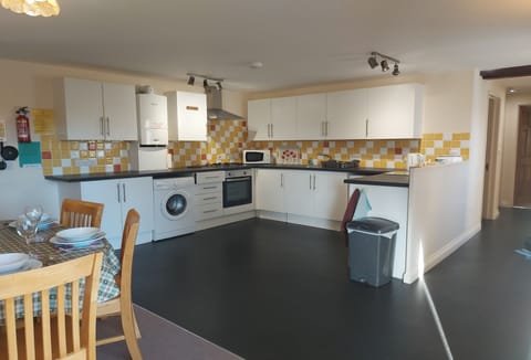 Tawny Owl, Newquay: he kitchen is fully equipped with everything you need, including a washing machine and dishwasher for your convenience