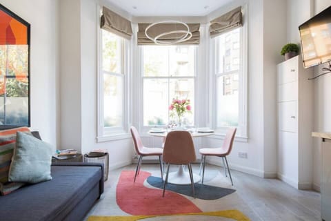 High ceilings: lots of air! 