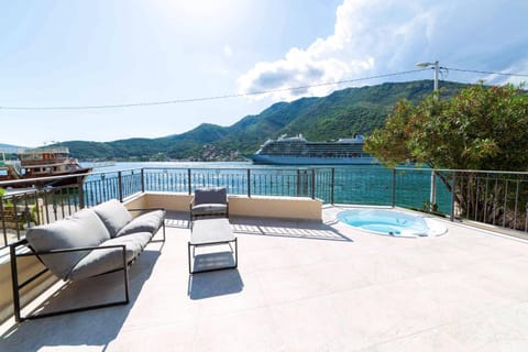 Luxury Seafront 1 Bedroom | Jacuzzi | 36m² Terrace | Stunning Bay Views