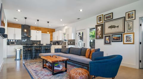 Modern design, cozy seating, and a kitchen ready for whatever’s on the menu. Your perfect Austin stay starts here!