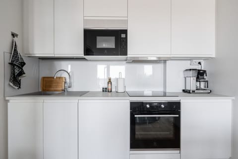 The fully equipped kitchen has everything you need for cooking – including a stove, oven, microwave, refrigerator, dishwasher, and a wide selection of utensils and tableware. Perfect for anything from quick breakfasts to home-cooked dinners.