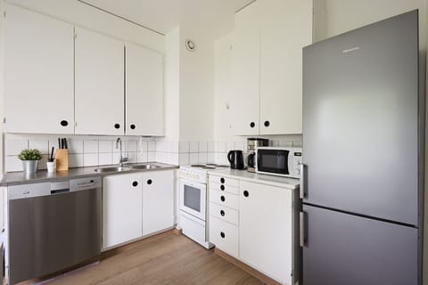Fully equipped kitchen with everything you need for cooking – including an oven, stovetop, microwave, coffee maker, and dishwasher.
