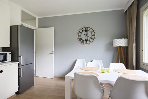 Bright and airy dining area connected to the kitchen, featuring light and fresh decor – perfect for shared meals.