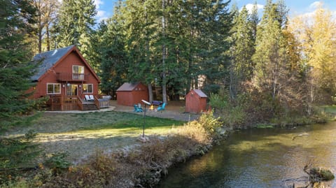 Riverfront 3-bdr cabin w hot tub, fire pit, king beds for a perfect getaway Cabin in Roslyn