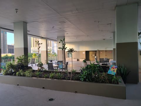 AMENITY LEVEL DINING AND COURTYARD
