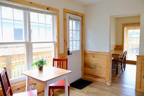 Dining / Restaurant