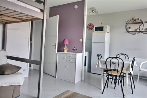 8 minutes from the beach, comfortable 4-person studio on ground floor, private parking. Apartment in Berck