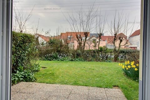 8 minutes from the beach, comfortable 4-person studio on ground floor, private parking. Apartment in Berck