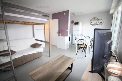 8 minutes from the beach, comfortable 4-person studio on ground floor, private parking. Apartment in Berck