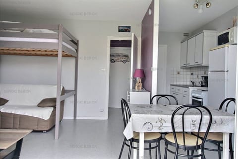 8 minutes from the beach, comfortable 4-person studio on ground floor, private parking. Apartment in Berck