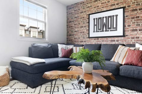 Cozy and Inviting Living Room with Plush Seating