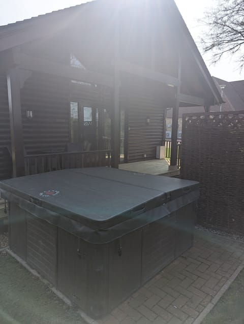 Kingsmere: Hot Tub