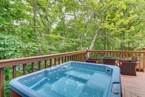 Dove's Nest Cabin's bubbling hot tub