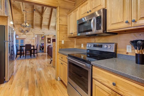 Black Bear Lodge's fully equipped kitchen