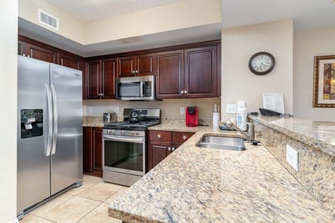 A spacious kitchen setup to fix your favorite meals between beach outings.