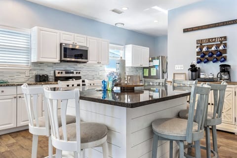 Kitchen - Island Seats 8