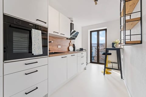 The fully equipped kitchen and the small breakfast counter.