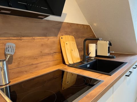 Die Küche lädt zum Kochen und Essen ein.