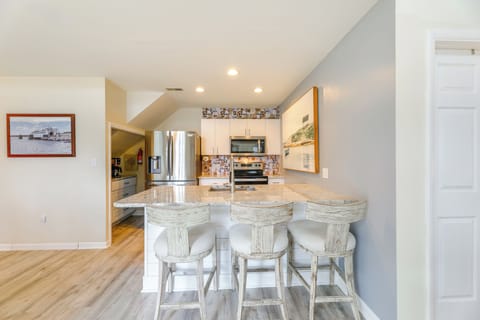 Breakfast Bar w/ Seating | Kitchen | 1st Floor