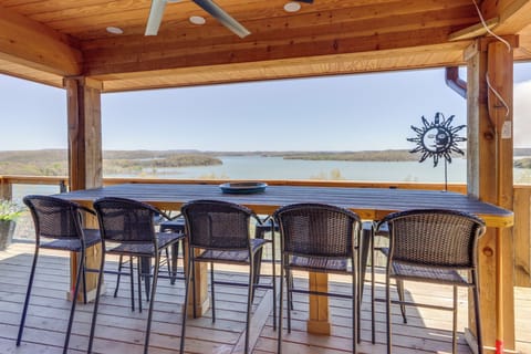 Deck | Upper Level | Outdoor Dining Area