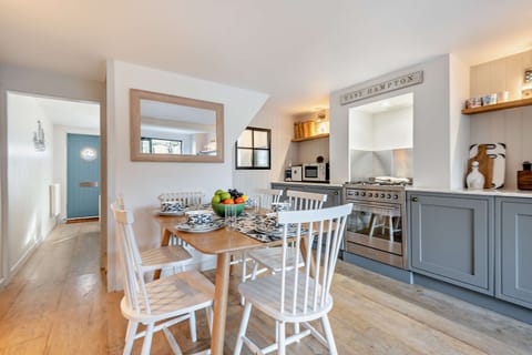 d0aaa279-8d73-4678-8b7e-f499066a3280