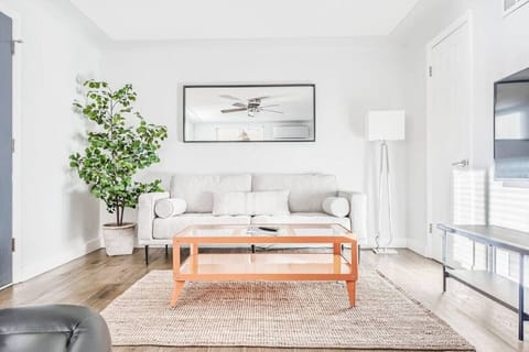 This dreamy bed with a stylish mirror above is the perfect blend of cozy and chic. 🛏️💖 Let your space shine as bright as you do!