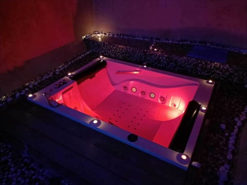 Indoor spa tub