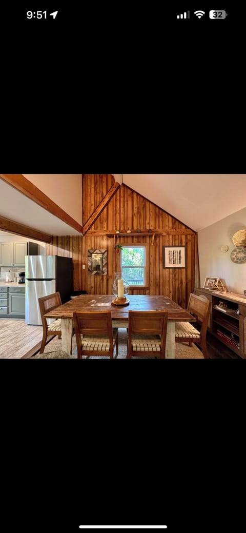 Dining table (seats 6-7)