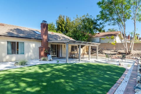 Entertainer's paradise! 
-Covered patio,
-Gas fire pit
-Soft artificial turf