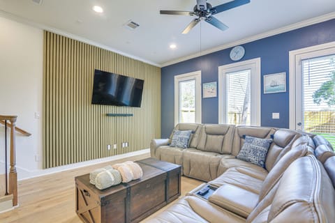 Houston Vacation Rental | 3BR | 2.5BA | Stairs Required | 1,000 Sq Ft