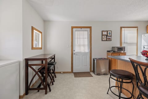 Kitchen Sitting Area 