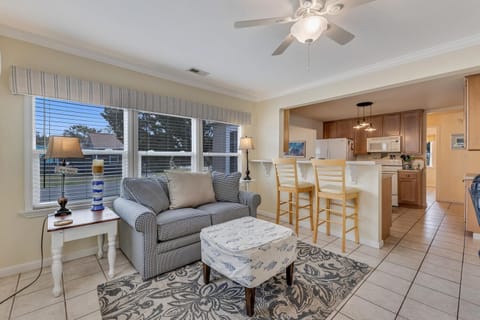 Living Room/Breakfast Bar