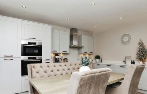 Has dishwasher/ fridge freezer 