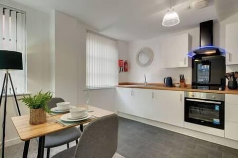 Open plan kitchen/dining