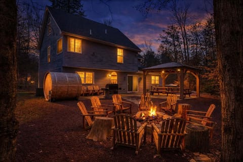 Private Backyard Retreat – Fire Pit, Sauna & Outdoor Seating