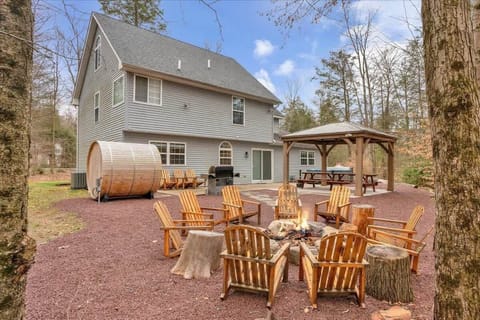 Private Backyard Retreat – Fire Pit, Sauna & Outdoor Seating