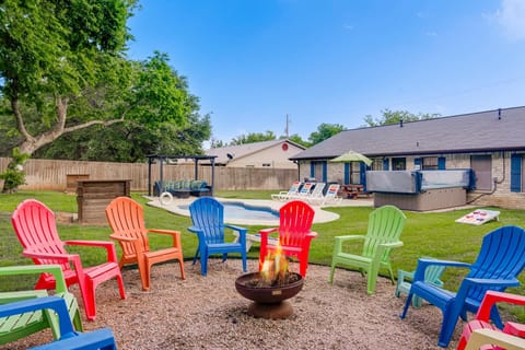 5 O'Clock Somewhere - Hot Tub & Heated Pool House in Fredericksburg