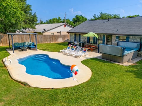 5 O'Clock Somewhere - Hot Tub & Heated Pool House in Fredericksburg