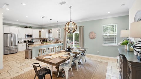 Kitchen w/ 4 barstools for extra seats 