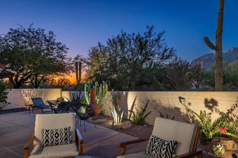 Terrace/ patio with view of Catalina mountains 