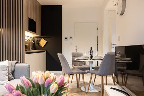 A stylish table where you can enjoy fresh fish straight from the fishing boats. The taste of the sea in a unique setting.