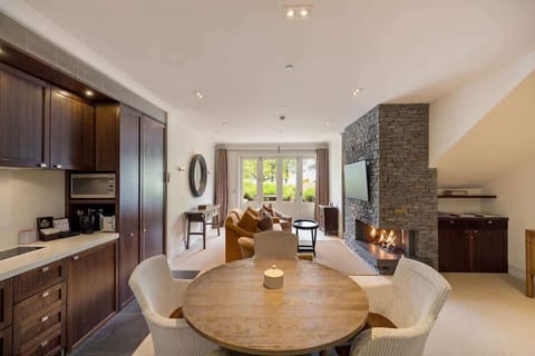 Casual Dining with a View – Enjoy meals in the comfortable dining area, with easy access to the patio for when you want to take your meal outside and enjoy the fresh air and beautiful views.