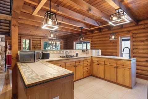 Well equipped kitchen with ice maker, microwave, gas range, dishwasher, and sink