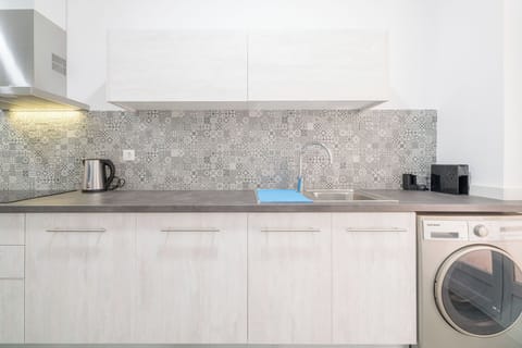 Kitchen with dishwasher and washingmachine