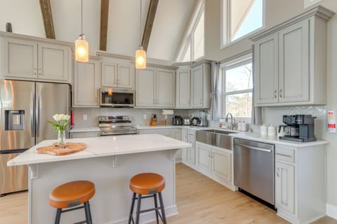 Kitchen | Main Level | Dual Keurig/Drip Coffee Maker | Dishwasher