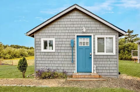 Coastal charm with a bright blue welcome 💙