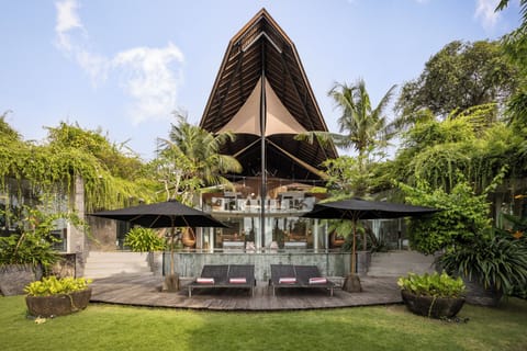 We are proud to present this exotic four-bedroom villa!