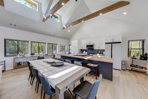 Dining area that seats 10