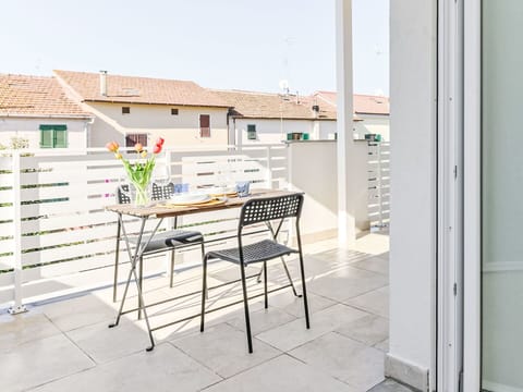 Furniture, Outdoor Furniture, Chair, Apartment, Balcony, Outdoor Table, Kitchen & Dining Room Table, Coffee Table, Aluminium, Houseplant