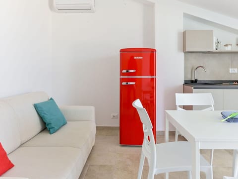 Major Appliance, Kitchen Appliance, Kitchen, Interior Design, Furniture, Flooring, Floor, Home Appliance, Countertop, Cabinetry